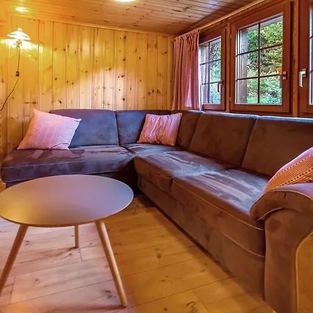 Charming Little For 6 People & Free Lockers 木屋 *