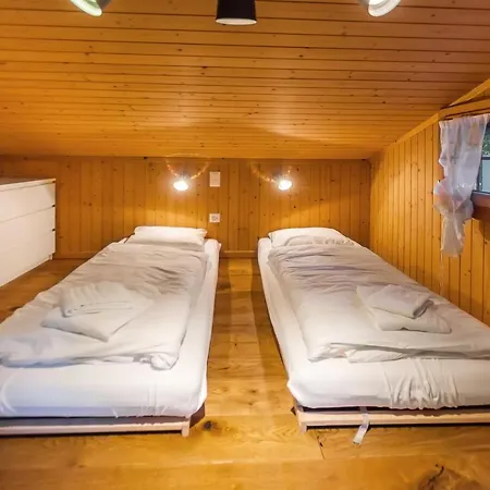 Charming Little For 6 People & Free Lockers 木屋 *